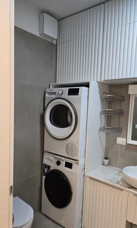 Tirane, jepet me qera apartament 1+1 Kati 3, 65 m² 1.050 € (Qender)