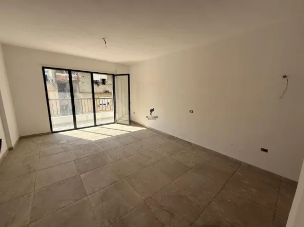 Tirane, jepet me qera apartament 3+1 Kati 1, 145 m² 900 € (RRUGA E DURRESIT)