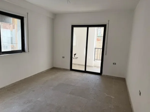 Tirane, jepet me qera apartament 3+1 Kati 1, 145 m² 900 € (RRUGA E DURRESIT)