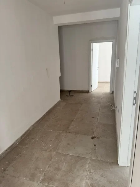 Tirane, jepet me qera apartament 3+1 Kati 1, 145 m² 900 € (RRUGA E DURRESIT)