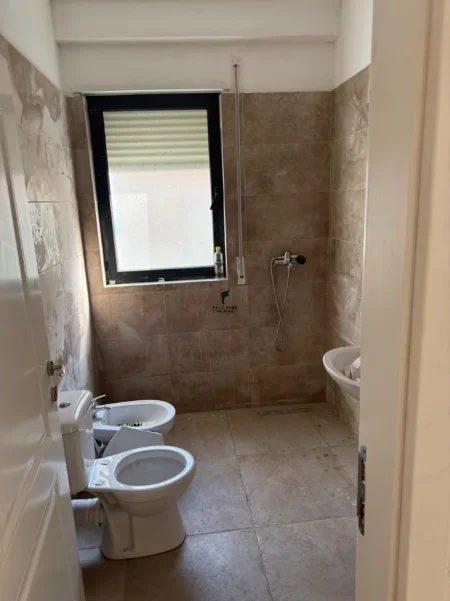 Tirane, jepet me qera apartament 3+1 Kati 1, 145 m² 900 € (RRUGA E DURRESIT)