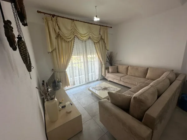 Tirane, jepet me qera apartament 1+1+Ballkon Kati 2, 60 m² 500 € (Xhamllik/)