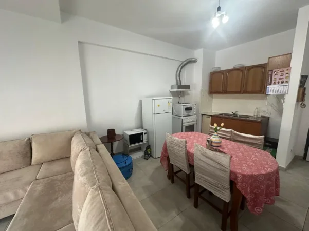 Tirane, jepet me qera apartament 1+1+Ballkon Kati 2, 60 m² 500 € (Xhamllik/)