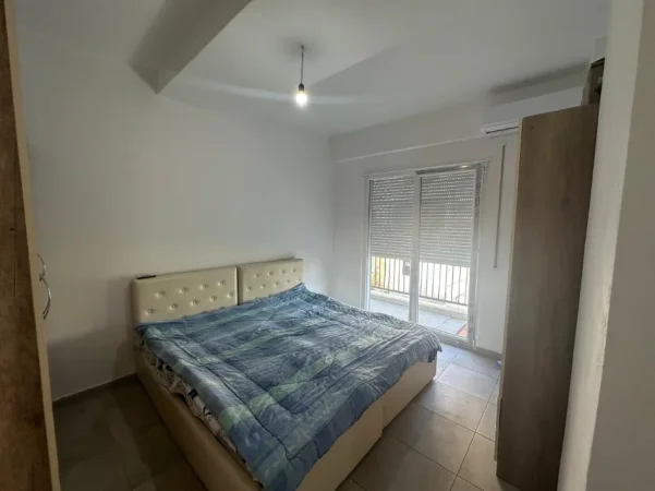 Tirane, jepet me qera apartament 1+1+Ballkon Kati 2, 60 m² 500 € (Xhamllik/)