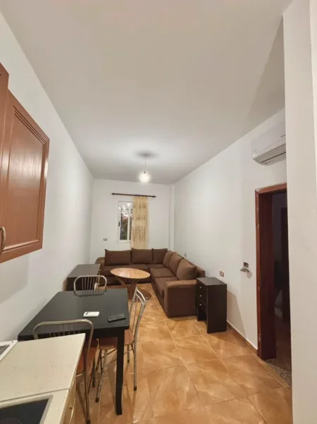 Tirane, jepet me qera shtepi 1+1+Ballkon Kati 2, 50 m² 320 € (Azem Galica)