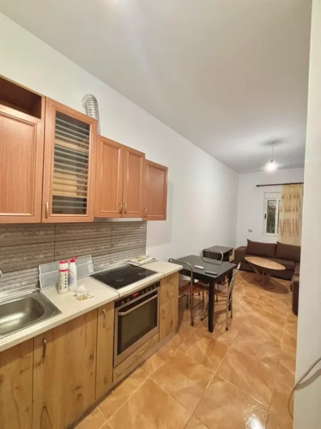 Tirane, jepet me qera shtepi 1+1+Ballkon Kati 2, 50 m² 320 € (Azem Galica)