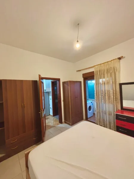 Tirane, jepet me qera shtepi 1+1+Ballkon Kati 2, 50 m² 320 € (Azem Galica)