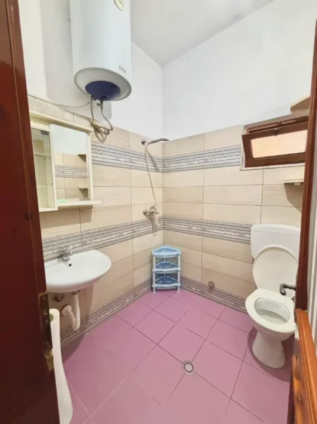Tirane, jepet me qera shtepi 1+1+Ballkon Kati 2, 50 m² 320 € (Azem Galica)