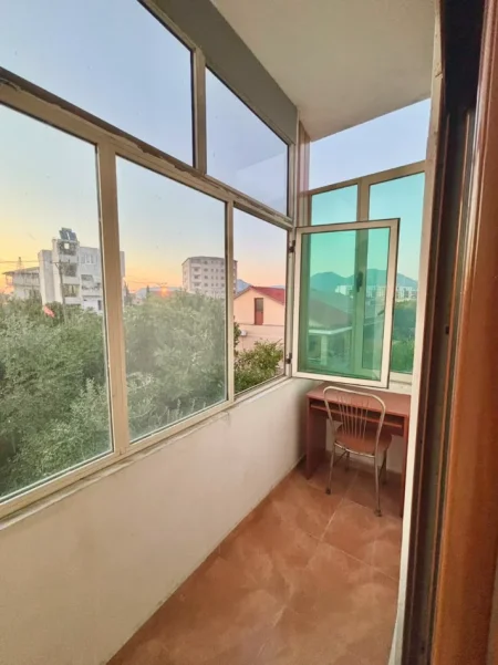 Tirane, jepet me qera shtepi 1+1+Ballkon Kati 2, 50 m² 320 € (Azem Galica)