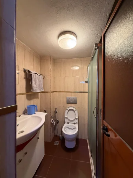 Tirane, jepet me qera apartament 3+1 Kati 4, 100 m² 1.000 € (SHALLVARET)