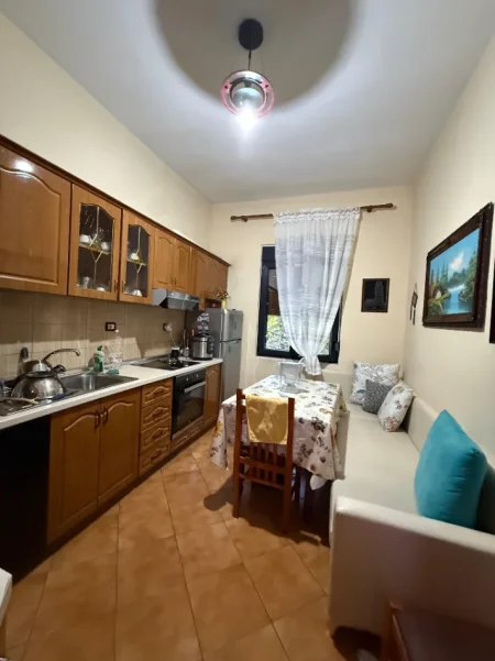 Tirane, jepet me qera apartament 3+1 Kati 4, 100 m² 1.000 € (SHALLVARET)