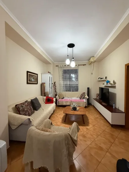 Tirane, jepet me qera apartament 3+1 Kati 4, 100 m² 1.000 € (SHALLVARET)