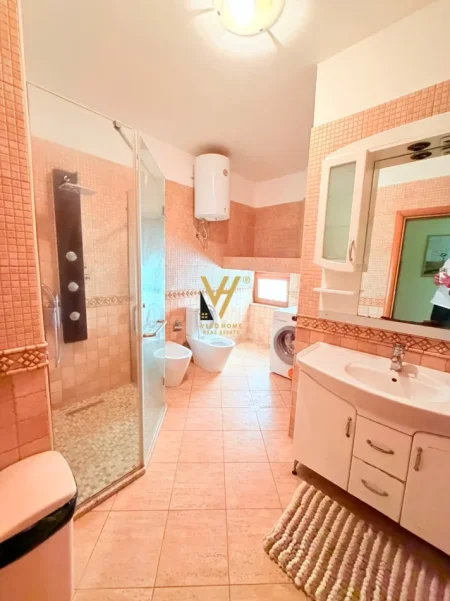 Durres, jepet me qera apartament 3+1+Ballkon Kati 11, 140 m² 620 € (ISH RAJONI DURRES)