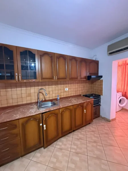 Tirane, jepet me qera apartament 1+1 Kati 3, 60 m² 400 € (Xhamlliku)