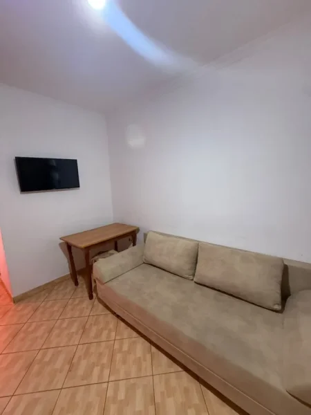 Tirane, jepet me qera apartament 1+1 Kati 3, 60 m² 400 € (Xhamlliku)
