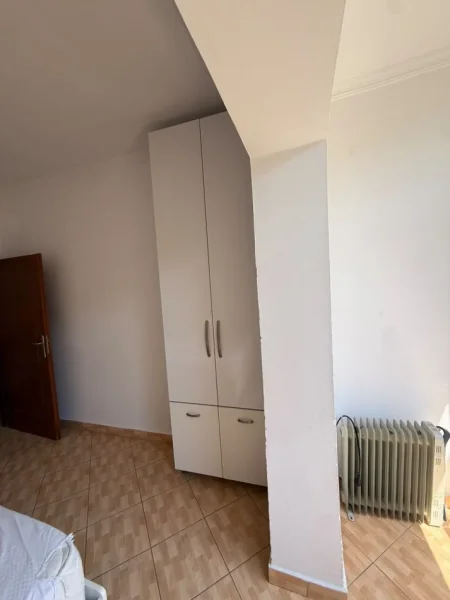 Tirane, jepet me qera apartament 1+1 Kati 3, 60 m² 400 € (Xhamlliku)