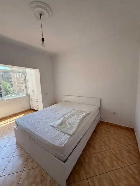 Tirane, jepet me qera apartament 1+1 Kati 3, 60 m² 400 € (Xhamlliku)