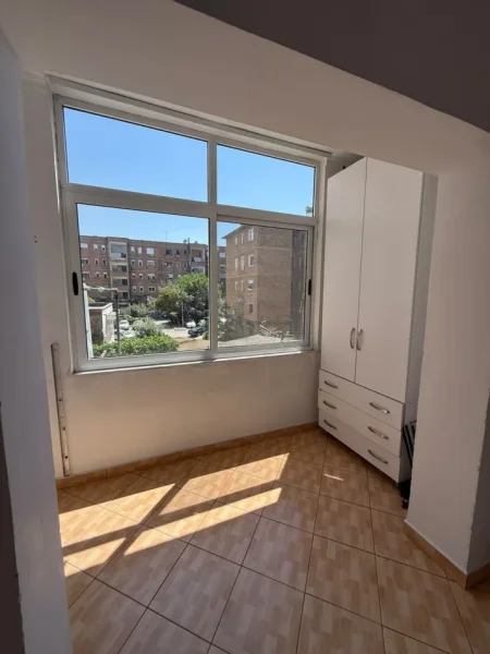 Tirane, jepet me qera apartament 1+1 Kati 3, 60 m² 400 € (Xhamlliku)
