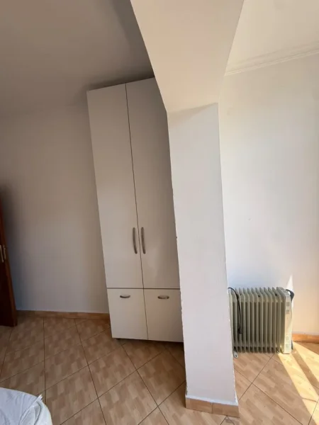Tirane, jepet me qera apartament 1+1 Kati 3, 60 m² 400 € (Xhamlliku)