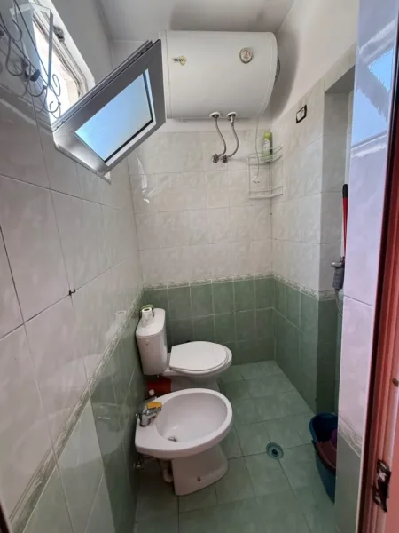 Tirane, jepet me qera apartament 1+1 Kati 3, 60 m² 400 € (Xhamlliku)
