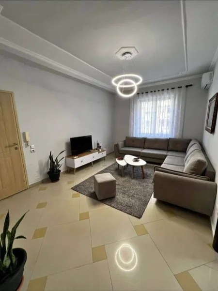 Tirane, jepet me qera apartament 1+1+Ballkon Kati 2, 87 m² 600 € (Shkolla e Baletit)