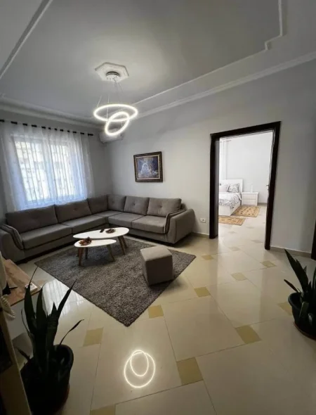 Tirane, jepet me qera apartament 1+1+Ballkon Kati 2, 87 m² 600 € (Shkolla e Baletit)