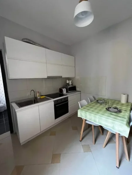Tirane, jepet me qera apartament 1+1+Ballkon Kati 2, 87 m² 600 € (Shkolla e Baletit)