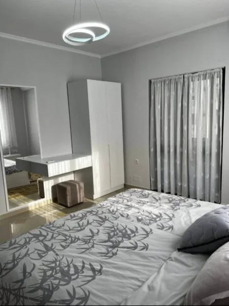 Tirane, jepet me qera apartament 1+1+Ballkon Kati 2, 87 m² 600 € (Shkolla e Baletit)