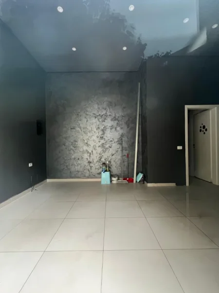 Ambjent biznesi me qira "Kompleksi Kontakt" Kati 0, 26 m² 350 €