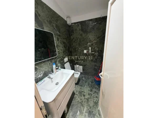 Tirane, jepet me qera apartament 1+1+Ballkon Kati 7, 600 € 