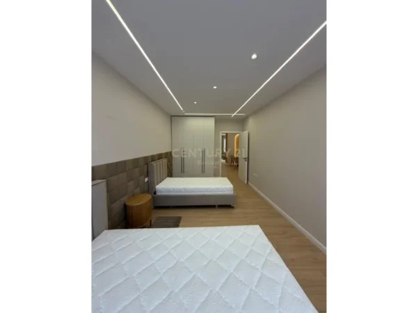 Tirane, shitet apartament 2+1+Ballkon , 184.000 € 