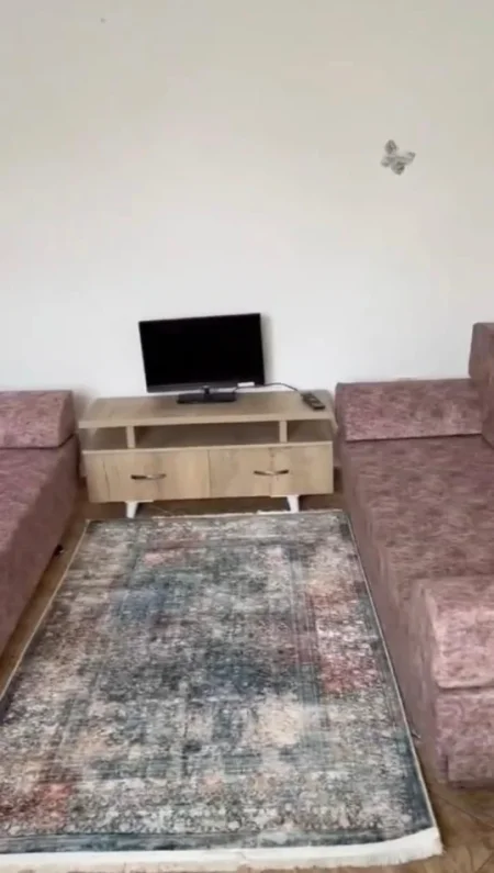 Tirane, jepet me qera apartament 1+1 Kati 2, 65 m² 300 € (Rruga Xhanfize Keko)