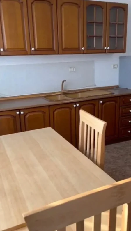 Tirane, jepet me qera apartament 1+1 Kati 2, 65 m² 300 € (Rruga Xhanfize Keko)