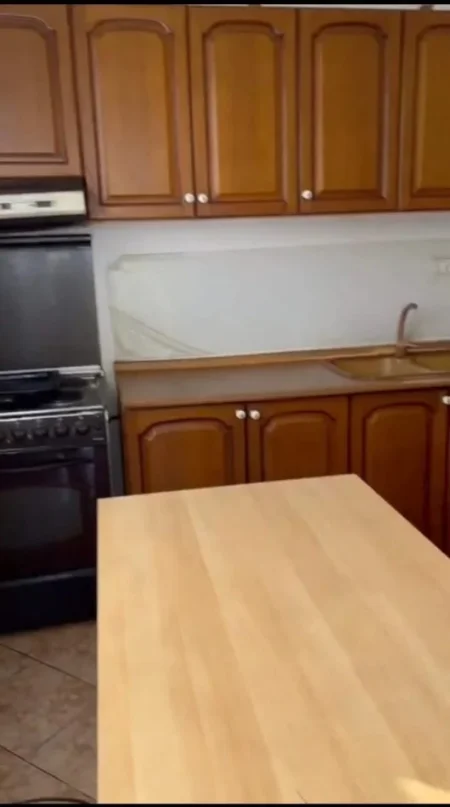 Tirane, jepet me qera apartament 1+1 Kati 2, 65 m² 300 € (Rruga Xhanfize Keko)