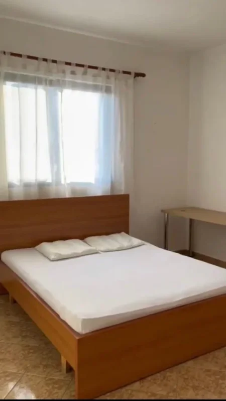 Tirane, jepet me qera apartament 1+1 Kati 2, 65 m² 300 € (Rruga Xhanfize Keko)