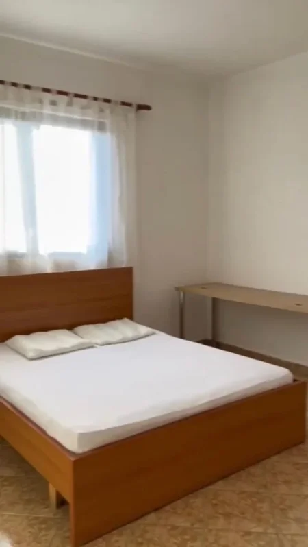 Tirane, jepet me qera apartament 1+1 Kati 2, 65 m² 300 € (Rruga Xhanfize Keko)
