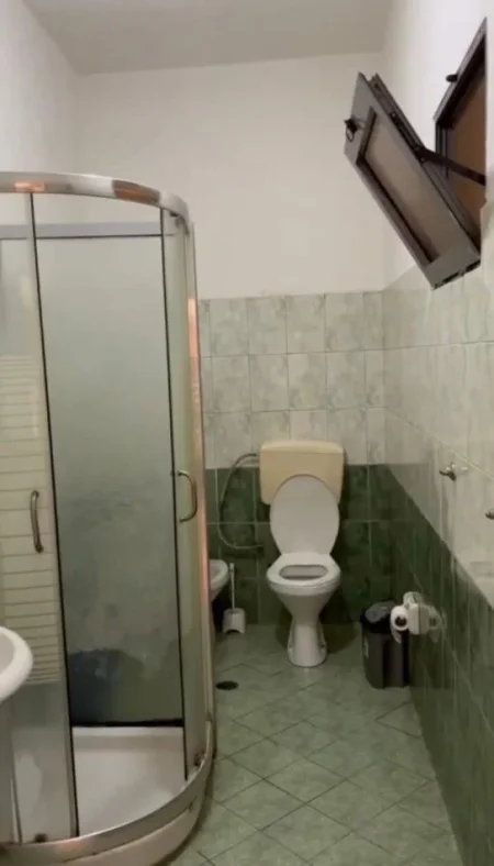 Tirane, jepet me qera apartament 1+1 Kati 2, 65 m² 300 € (Rruga Xhanfize Keko)