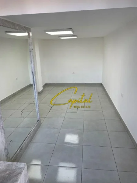 Tirane, jepet me qera ambjent biznesi Kati 3, 90 m² 500 € (SELVIA)