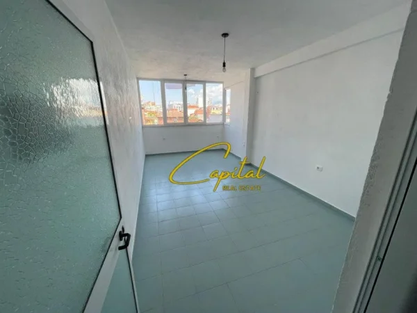 Tirane, jepet me qera ambjent biznesi Kati 3, 90 m² 500 € (SELVIA)