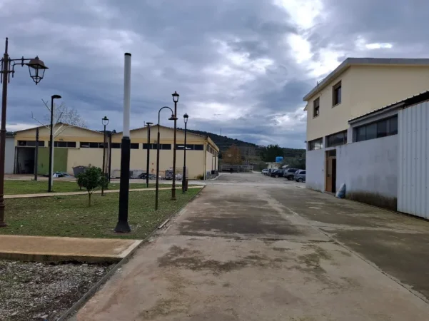 Vlore, shitet magazine , 7.000 m² 650.000 € (Mifol, Novosele, Vlore)