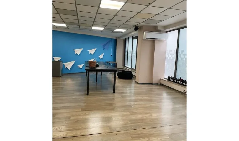 Tirane, jepet me qera zyre Kati 0, 80 m² 1.200 € 