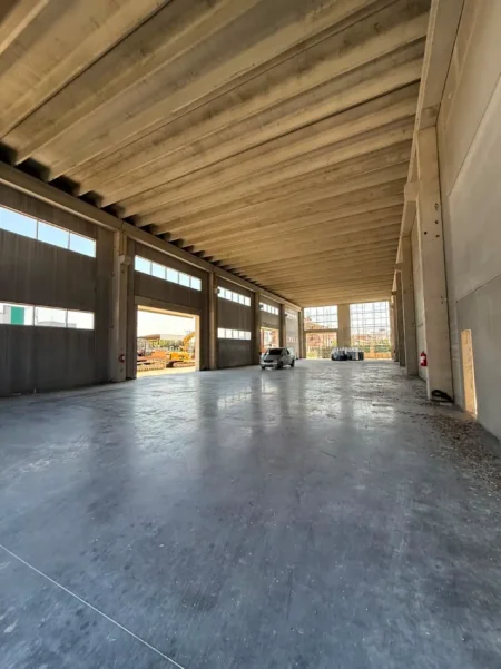 Tirane, jepet me qera magazine , 800 m² 2.500 € (Shijak)