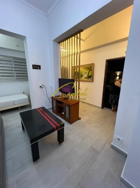Tirane, jepet me qera garsonier 1+1 Kati 1, 50 m² 400 € (ISH PARKU)