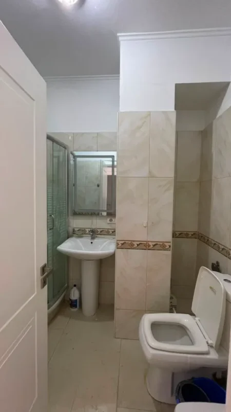 🏠 Jepet me qira apartament 1+1 – pranë Qendres, Tirane 800 € (Myslym Shyr ,Qender)