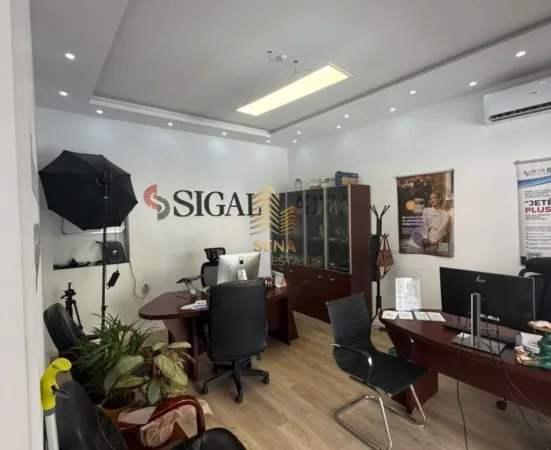 Tirane, jepet me qera ambjent biznesi Kati 1, 26 m² 400 € (Komuna e Parisit)