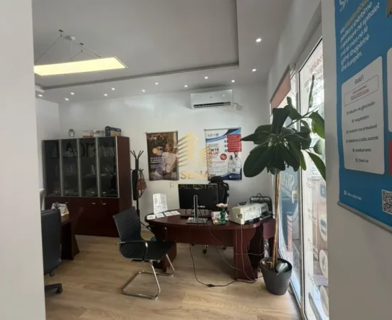 Tirane, jepet me qera ambjent biznesi Kati 1, 26 m² 400 € (Komuna e Parisit)