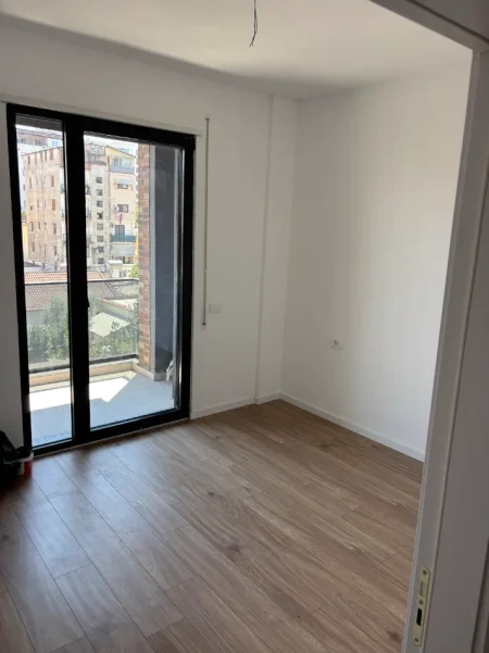 Tirane, jepet me qera apartament 1+1+Aneks+Ballkon Kati 3, 59 m² 400 € 