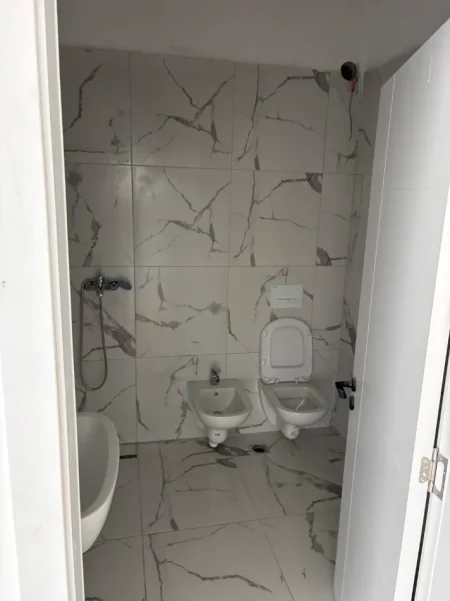 Tirane, jepet me qera apartament 1+1+Aneks+Ballkon Kati 3, 59 m² 400 € 