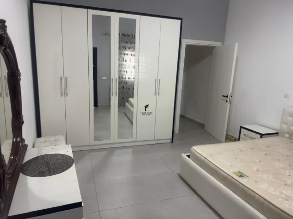 Tirane, jepet me qera apartament 3+1 Kati 1, 110 m² 550 € (FRESKU)