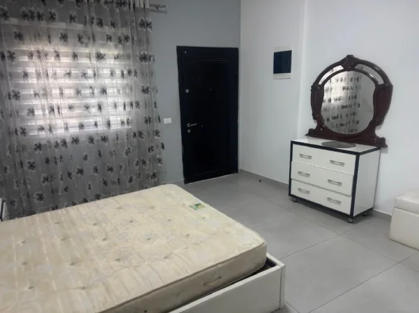 Tirane, jepet me qera apartament 3+1 Kati 1, 110 m² 550 € (FRESKU)